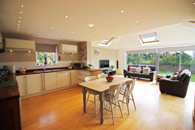 LIVING KITCHEN