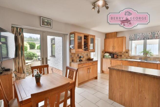 KITCHEN / BREAKFAST 