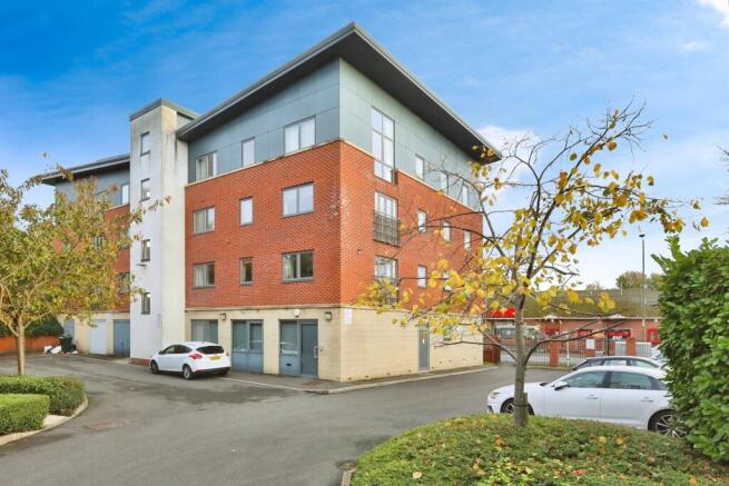 2 bed Ground Flat for sale Image 11