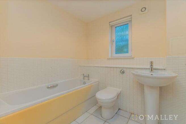 19. Bathroom (2).jpg