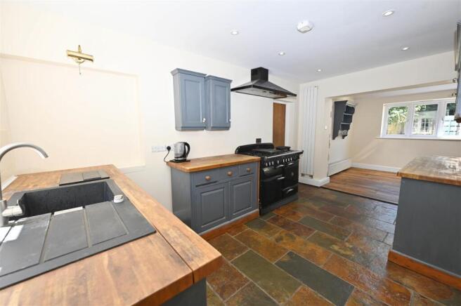 5 bed Detached for sale Image 4