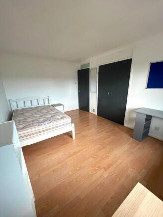 Bright, simply furnished double bedroom with wo...
