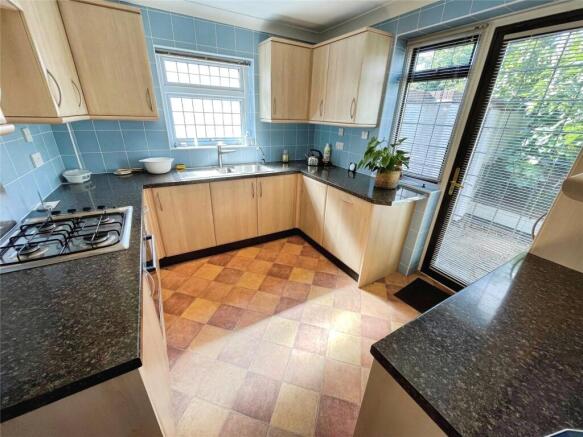 Benhurst Avenue, Hornchurch, RM12 photo 4