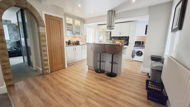 4 bed Detached to rent Image 4