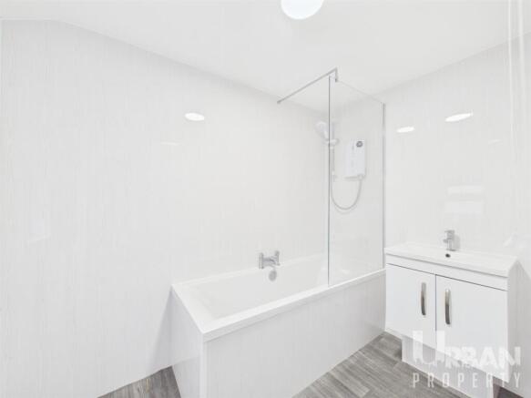 4 bed House to rent Image 11