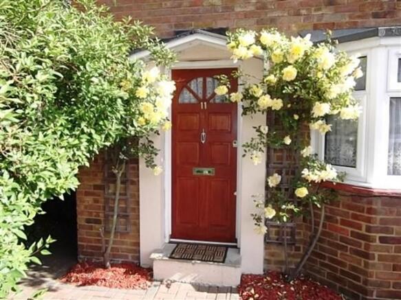 roses round door