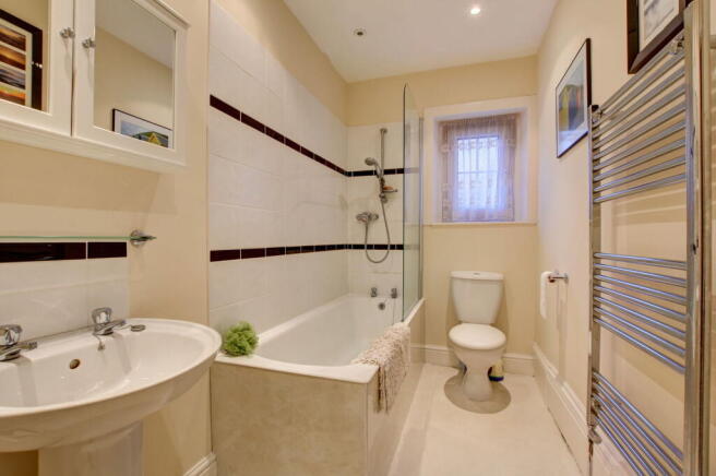 2 bed Ground Flat for sale Image 10