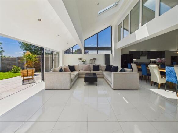 4 bed Detached for sale Image 4