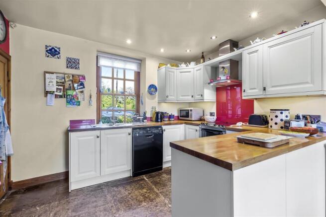 4 bed Semi-Detached for sale Image 10