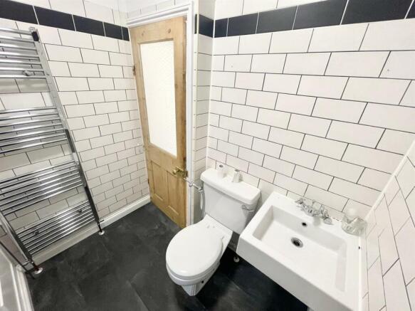 Bathroom (2).jpg