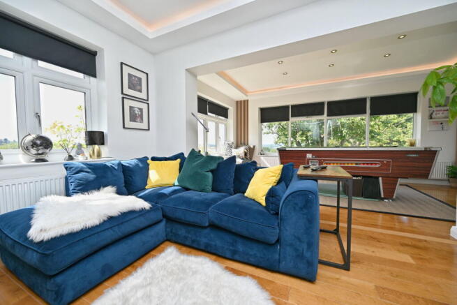 6 bed Detached for sale Image 9