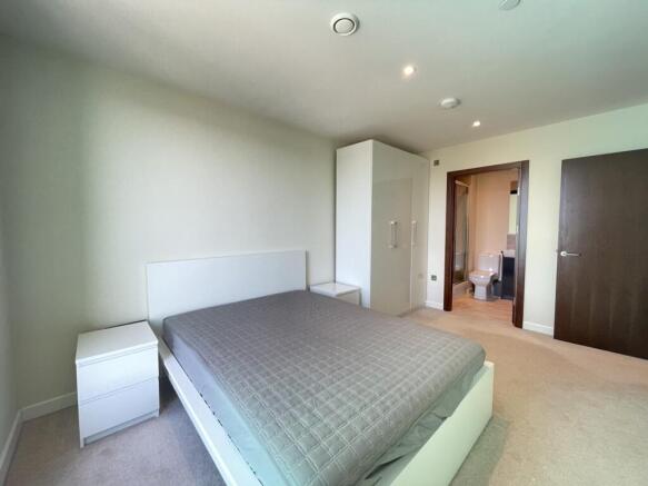 2 bed Apartment to rent Image 10