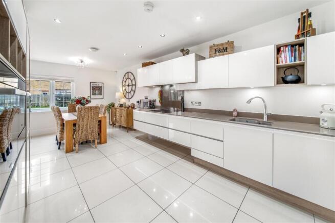 3. 5 Winter Close - Interior-3.jpg