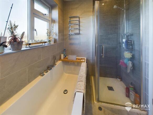 Bathroom (2).jpg