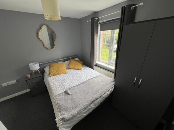 Well-presented double bedroom with a comfortabl...