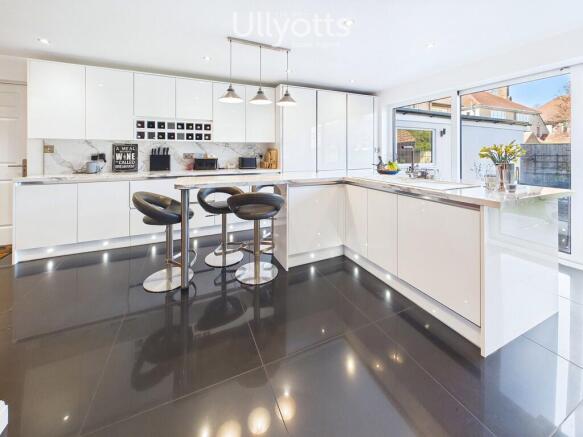 4 bed Detached for sale Image 10