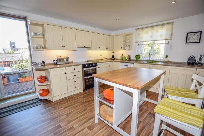 Kitchen/ Breakfast Room