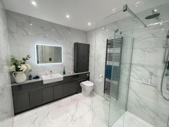 MAIN SHOWER ROOM