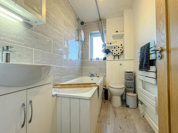 36 Thistledown Grove - Bathroom