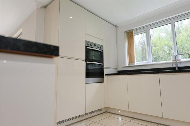 5 bed Detached for sale Image 8