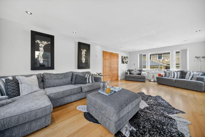4 bed Detached for sale Image 11
