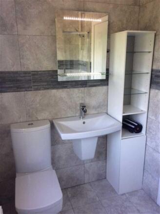 Bathroom (rear)