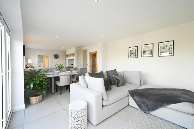5 bed House for sale Image 9