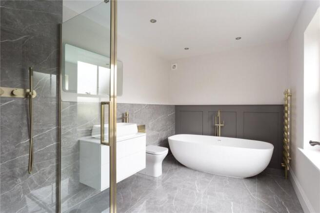5 bed Detached for sale Image 9