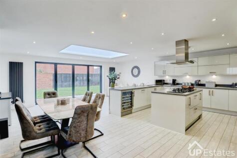 Doverton Close, off the Long Shoot, Royal Park, Nuneaton