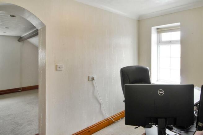 BEDROOM/ STUDY