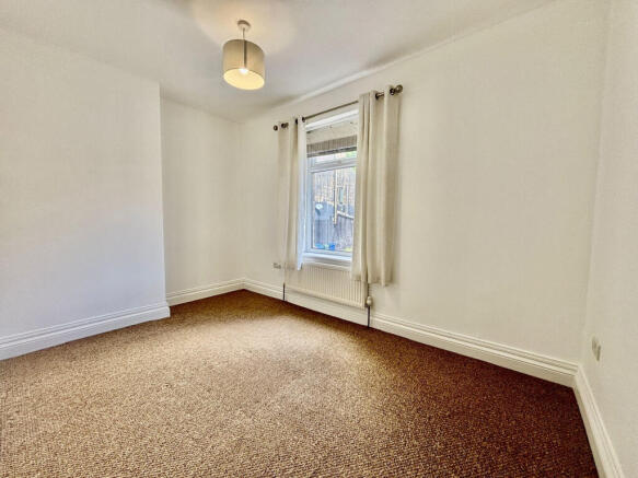 2 bed Terraced to rent Image 5