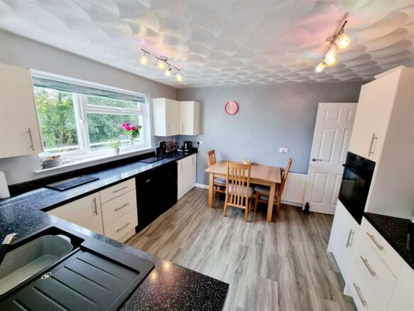 Kitchen 1.jpg