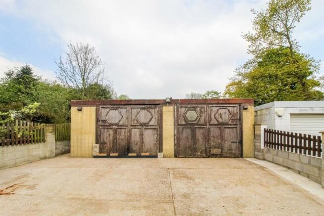 DOUBLE GARAGE
