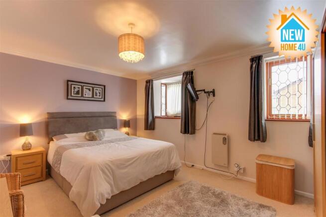 MASTER BEDROOM: