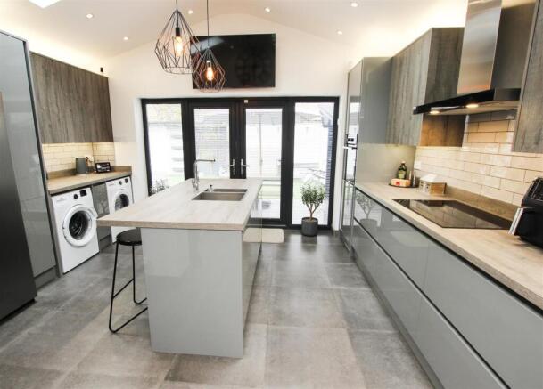 OPEN PLAN ISLAND KITCHEN