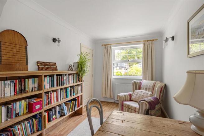 5 bed Detached for sale Image 7