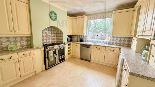 4 bed Detached for sale Image 8
