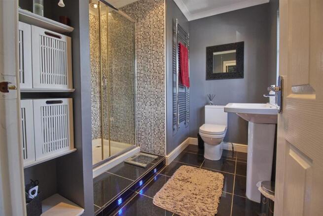 Refitted en suite shower room
