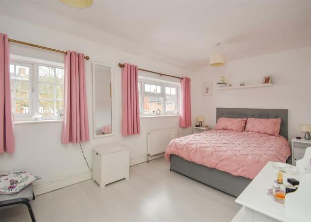 25 Ashenden Rise - Bed 1.jpg