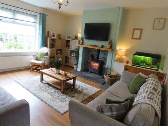 SPACIOUS LIVINGROOM