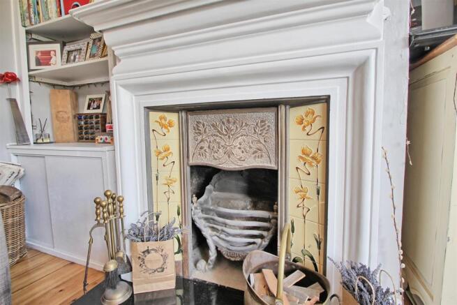 FEATURE FIREPLACE