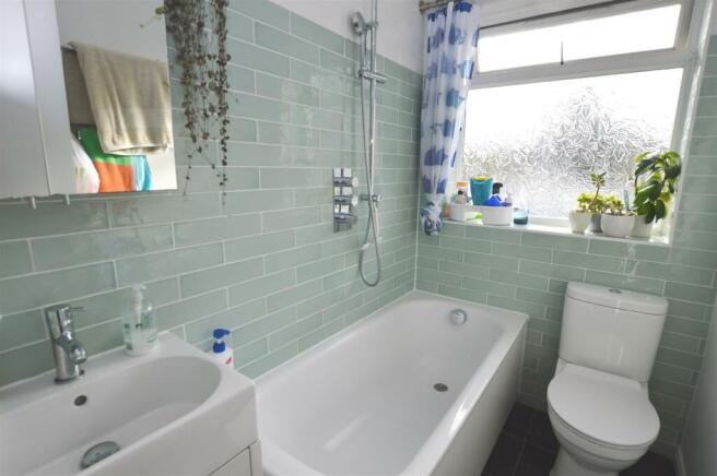 5 Willowdene Close bathroom.jpg
