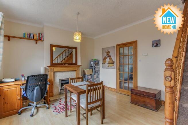 SITTING ROOM / DINING ROOM: