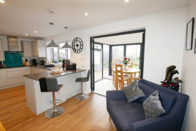KITCHEN/BREAKFAST ROOM / DINING ROOM