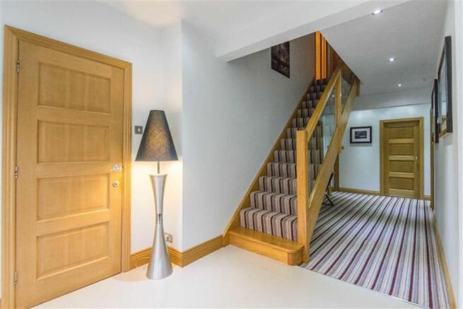SPACIOUS INNER HALLW