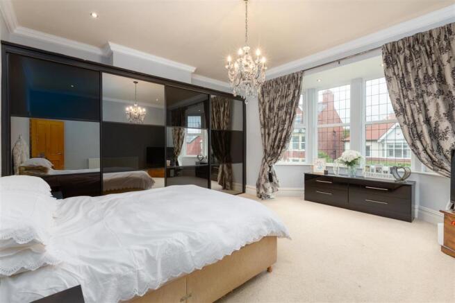 21a Queens Road - Bedroom One (2).jpg