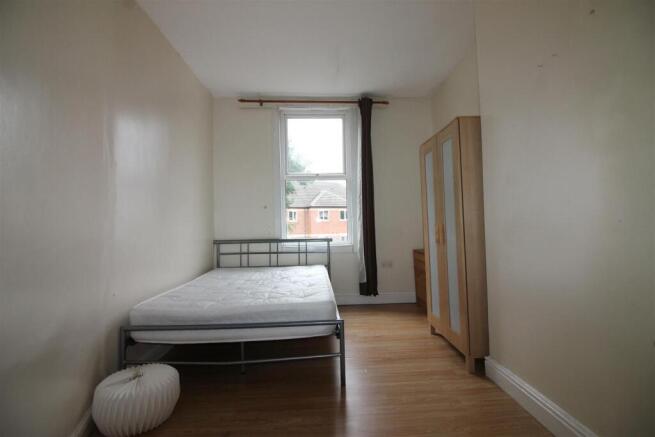 4 bed House to rent Image 5