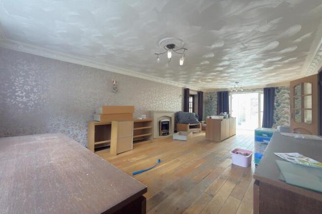 4 bed House for sale Image 5