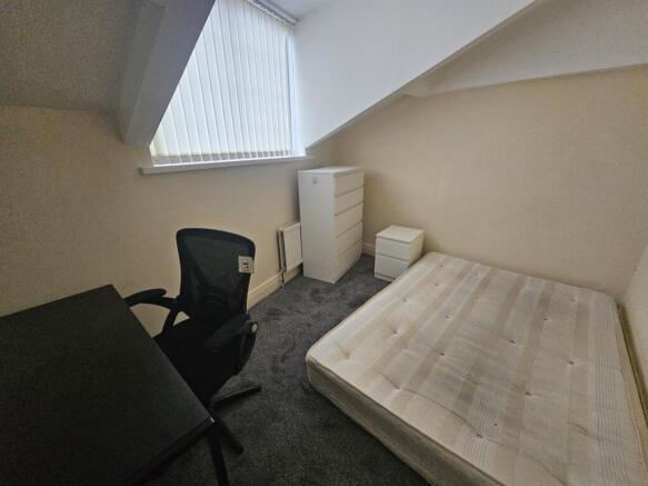 Bright, simply furnished attic double bedroom w...