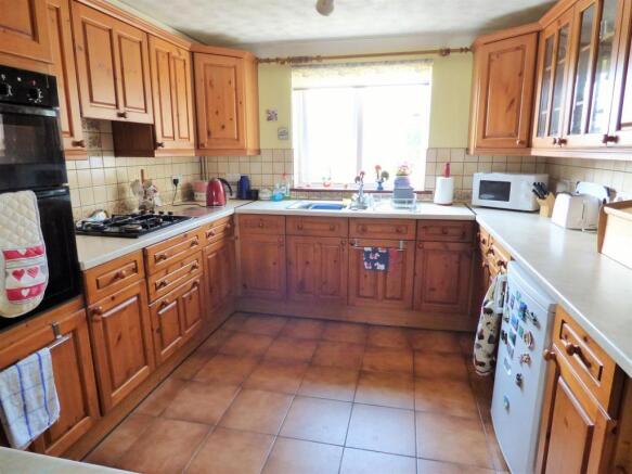 KITCHEN/DINING ROOM